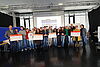 Die Gewinnerklasse 9b und ihre Klassenleiterin Frau Herrmann, sowie Herr Armbrust, Frau Däuwel, Herr Busch, Herr Lahyr, Herr Jähne, Frau Knittel und Frau Riethmüller - mit den erhaltenen Schecks und dem Pokal.