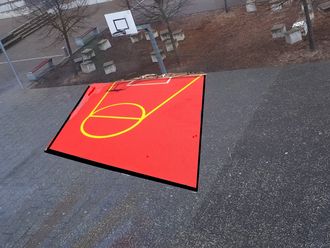Ein Basketballfeld mit einem neuen Korb soll auch den Schulhof.