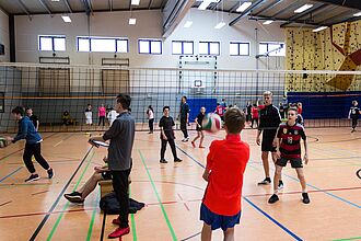 Turnhalle mit Kletterwand (re.)